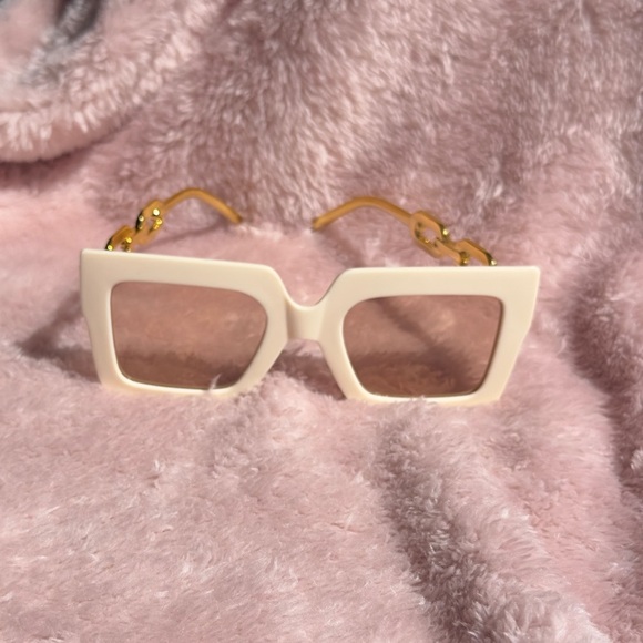 🤍 Vanilla Latte Sunglasses – Cream Luxe Chainlink Glam - Picture 3 of 4